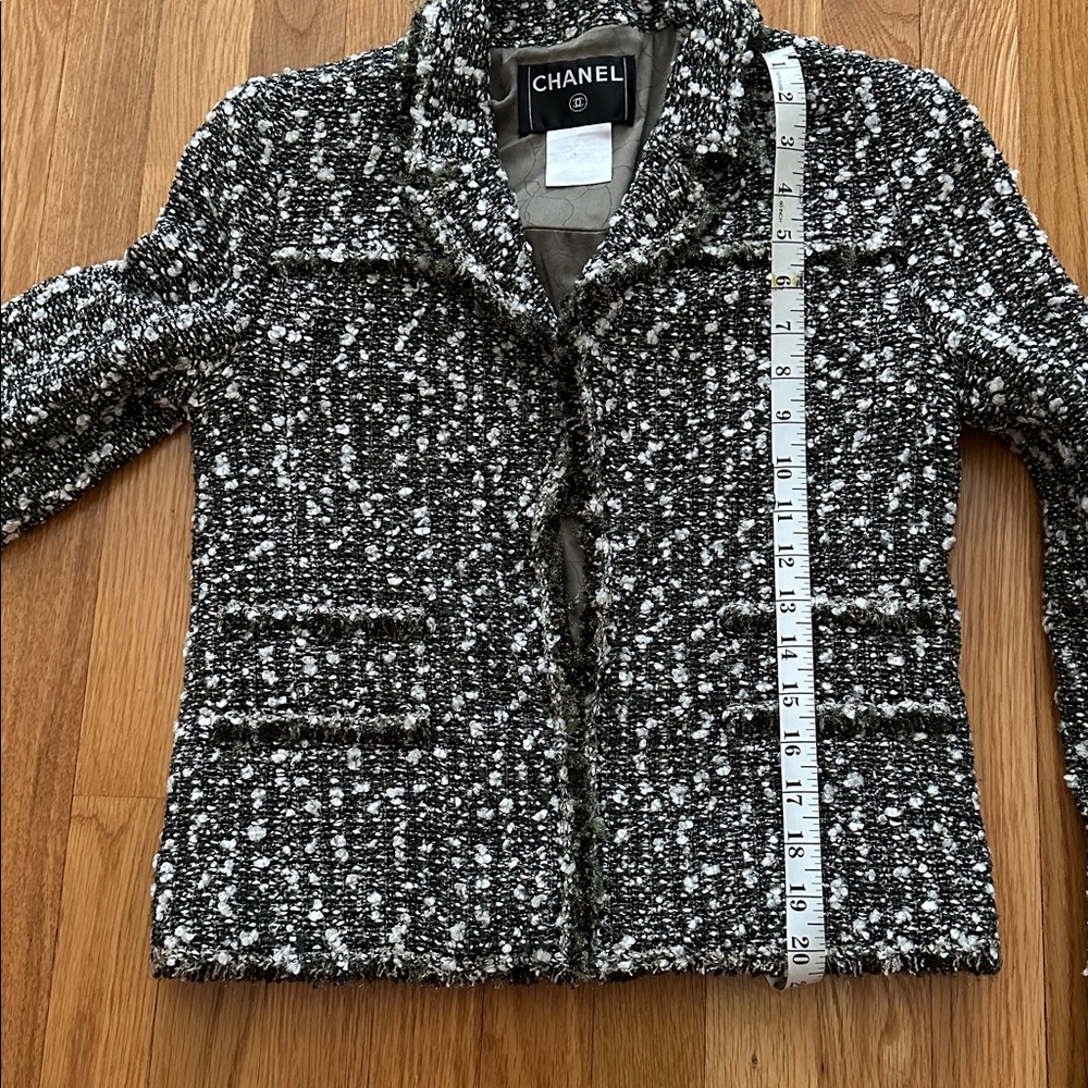 Chanel Black and White Tweed Blazer Size 36 - Picture 11 of 15